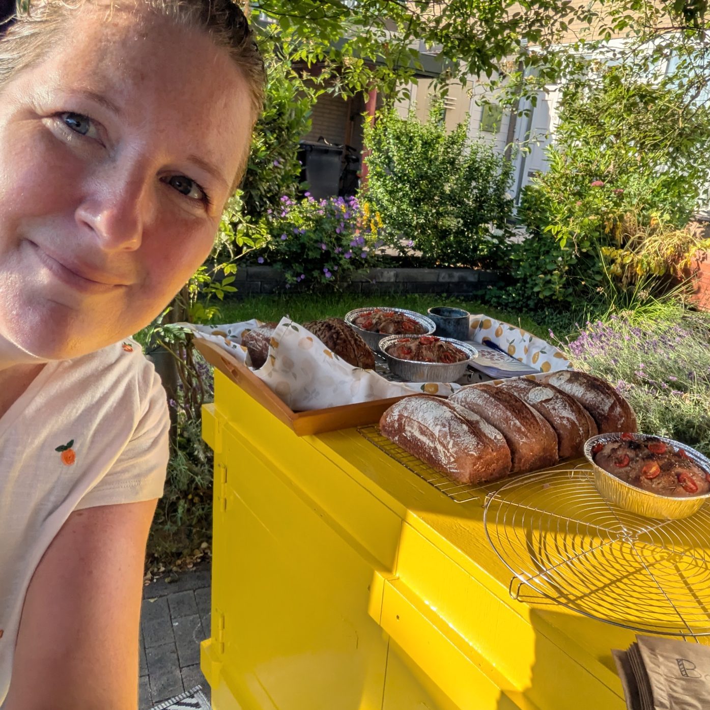 Gwyneth bakt in haar ambachtelijke dorpsbakkerij alleen met het broodnodige heerlijke desembroden.