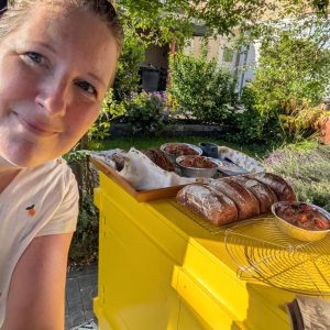 Gwyneth bakt in haar ambachtelijke dorpsbakkerij alleen met het broodnodige heerlijke desembroden.